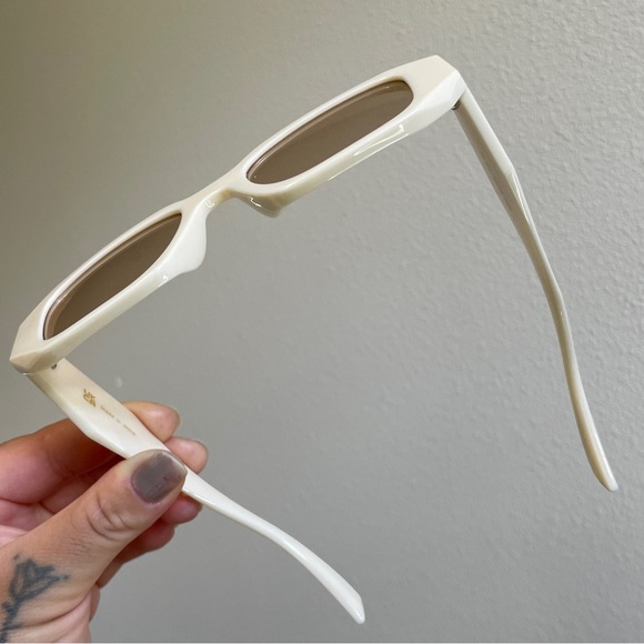 FREE WITH ANY PURCHASE - Trendy Rectangle Sunglasses - Picture 5 of 7